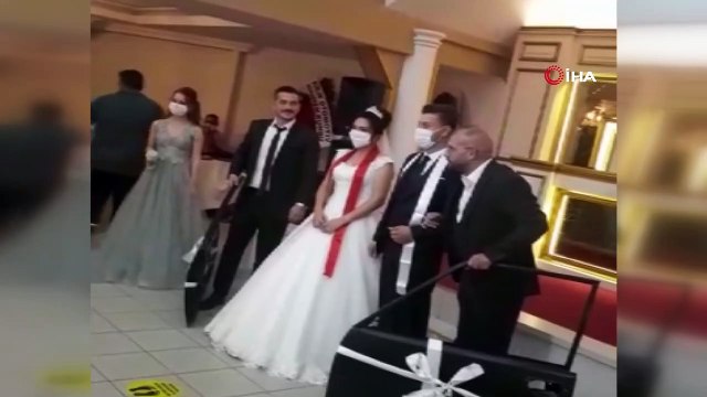 Böyle düğün hediyesi görülmedi...Damada düğünde araba kapısı taktılar