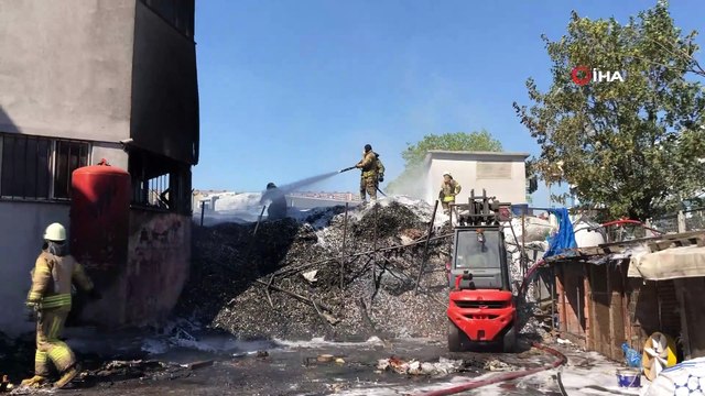 Kauçuk fabrikasında yangın çıktı: 2 işçi dumandan etkilendi
