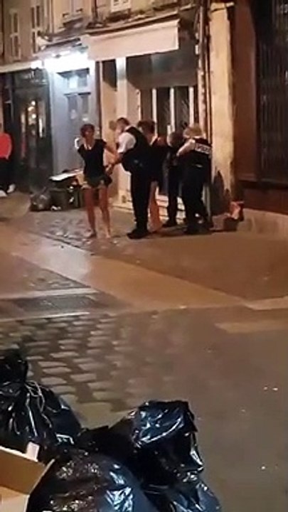 Une femme crache sur un policier qui lui donne une claque