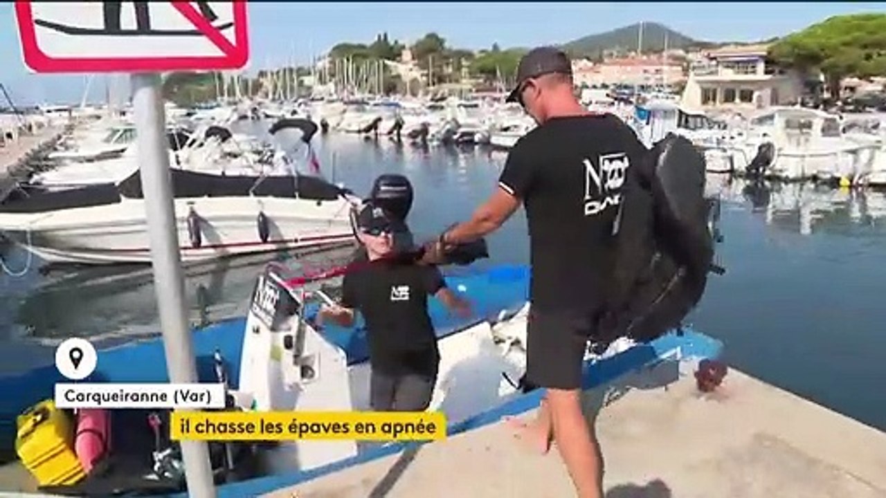 Un apnéiste chasse les épaves au fond de la mer