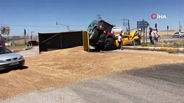 3 kişinin yaralandığı kazada, römorktan dökülen 10 ton buğday karayolunu trafiğe kapattı