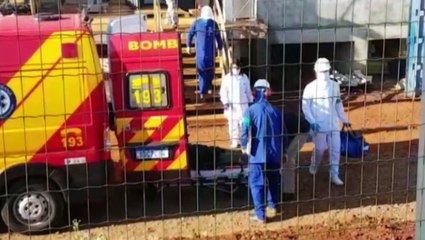 Duas pessoas ficam feridas em queda de plano elevado em cooperativa