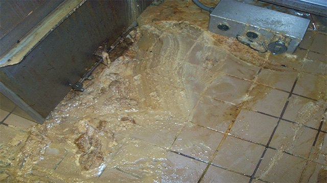 Kitchen की Oily और Sticky Tiles को आसानी से करें साफ, बस कर लें ये काम | Boldsky