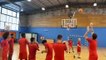 Football - Quand les joueurs du Nîmes Olympique s'essaient au basket-ball