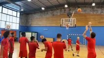 Football - Quand les joueurs du Nîmes Olympique s'essaient au basket-ball