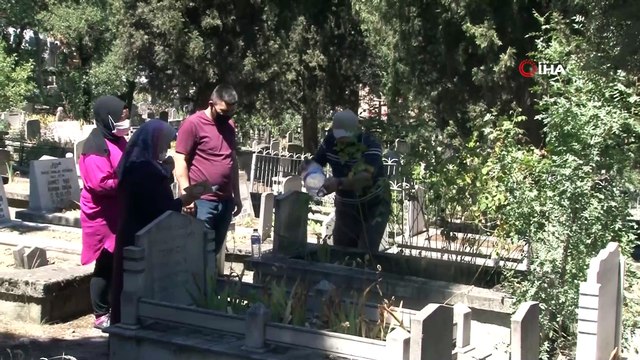 Bayramda bazı yasakların olduğu Karabük'te mezarlıklara giden vatandaşlar sosyal mesafe ve alınan tedbirlere uydu