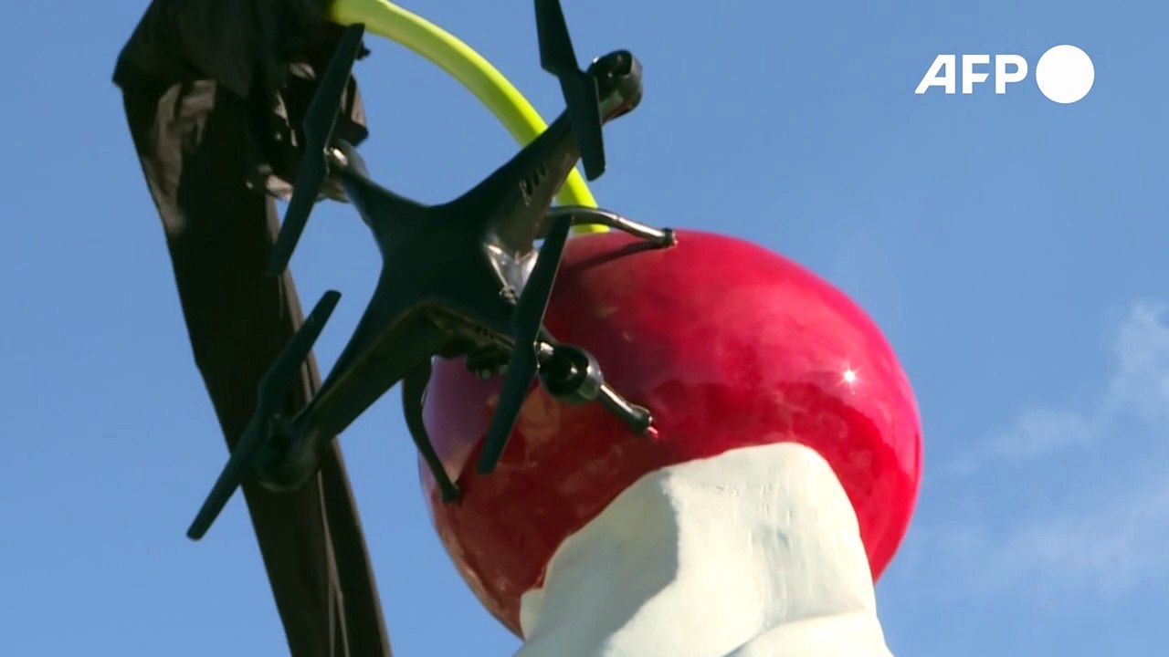 Riesiger Sahneklecks auf dem Trafalgar Square in London