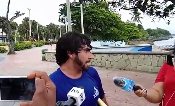 Aprovechan oleaje de la tormenta Isaías para hacer surf en el malecón