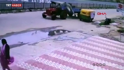 Hindistan'da kabloya takılan kişi havada uçarak kadının üzerine düştü