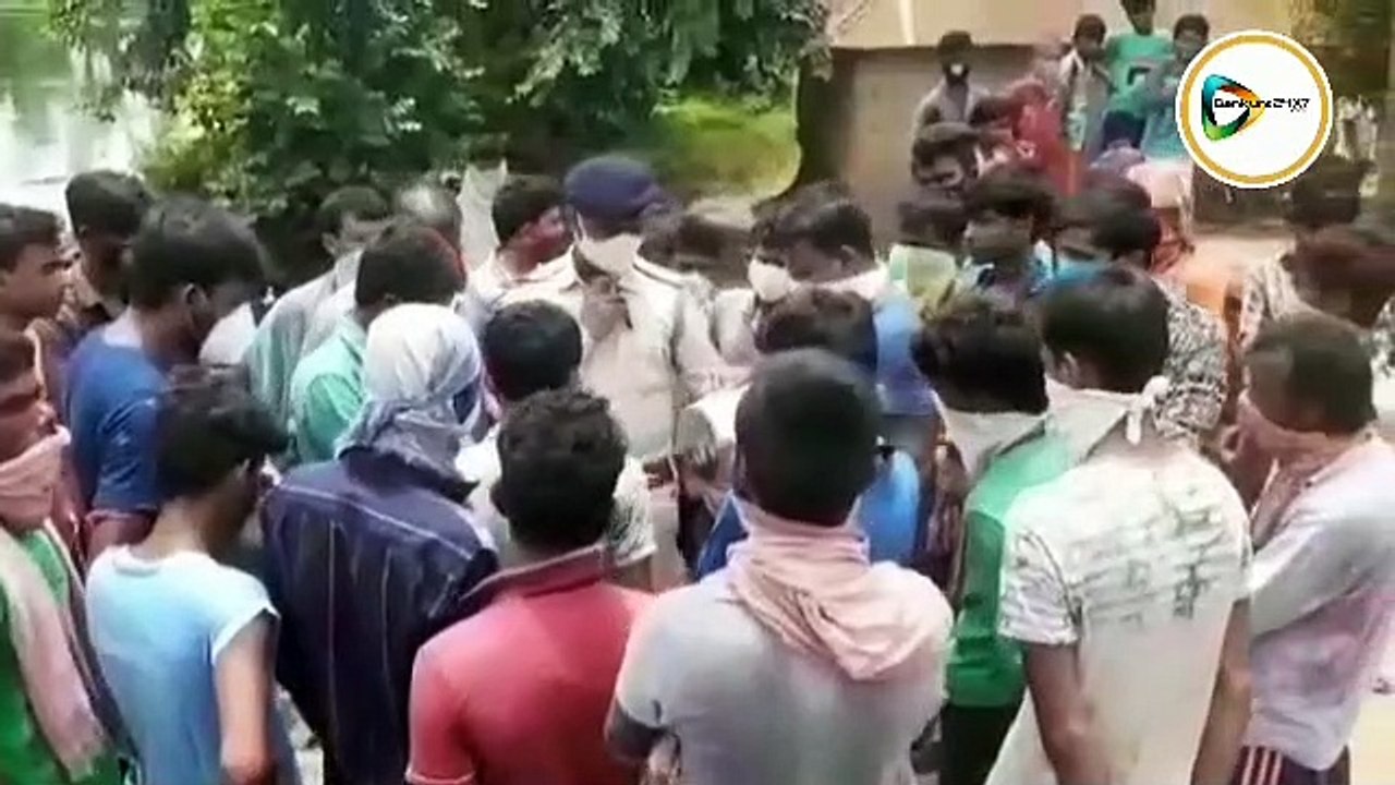 রাতে সিভিক পুলিশের তান্ডবের পর সকালেই ঘর  ছাড়া এক ব্যক্তির ঝুলন্ত মৃতদেহ উদ্ধারের ঘটনায় বিক্ষোভে উত্তাল মোজকুড়ি গ্রাম।