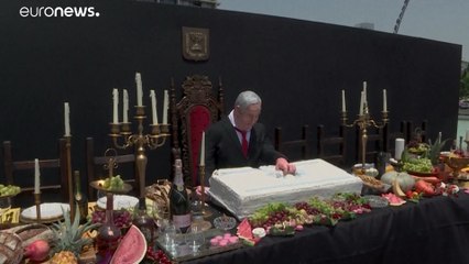 شاهد: رئيس الوزراء الإسرائيلي نتنياهو يتلذذ بـ "العشاء الأخير"