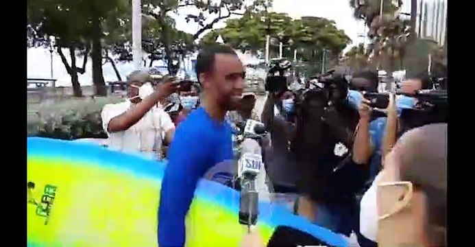 Joven entiende no representa peligro hacer surf en el malecón porque Isaías no ha llegado