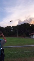 L'intervention d'un Canadair au dessus de la forêt de Chiberta