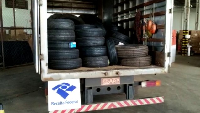 Receita Federal realiza ação em comércio e apreende mais de 100 pneus irregulares
