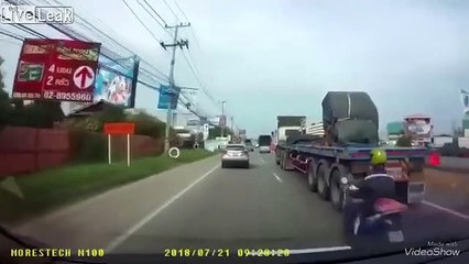 Un motard échappe de peu à une bobine de métal géante