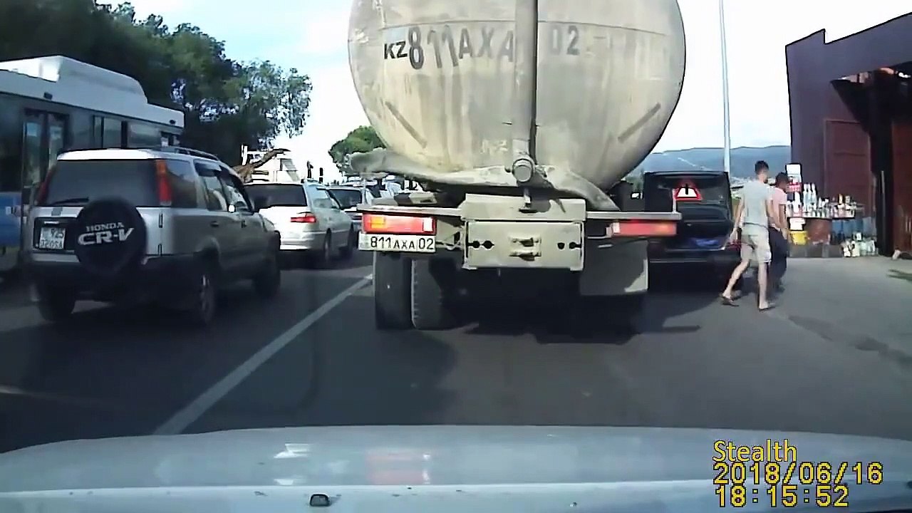 Un conducteur veut partir sans payer ses courses mais n'a pas anticipé les bouchons