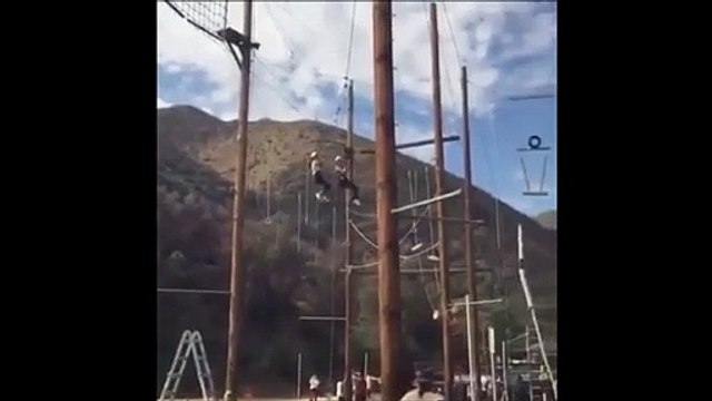 Il veut aider ces filles coincées sur un accro-branche... Double fail