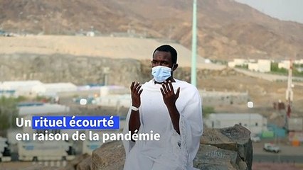 Les pèlerins musulmans grimpent sur le Mont Arafat, moment fort du hajj