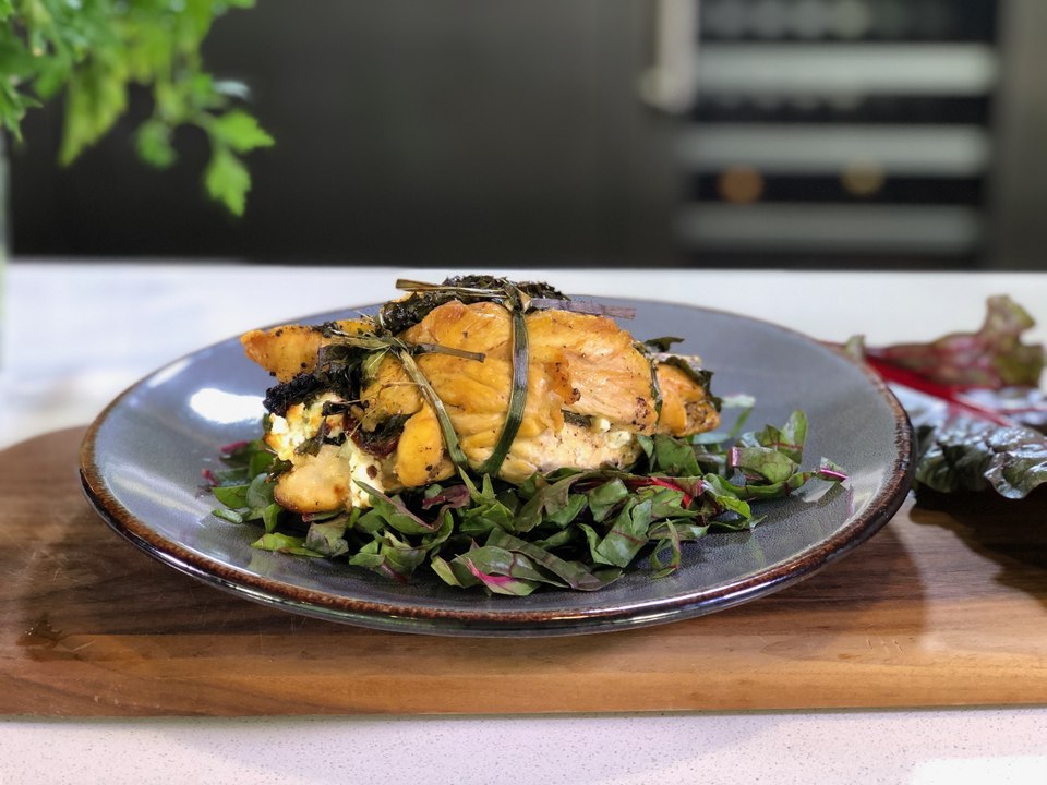 Pechugas rellenas de acelga y jitomates deshidratados -Cocina con Conexión- Sonia Ortiz con Juan Farré