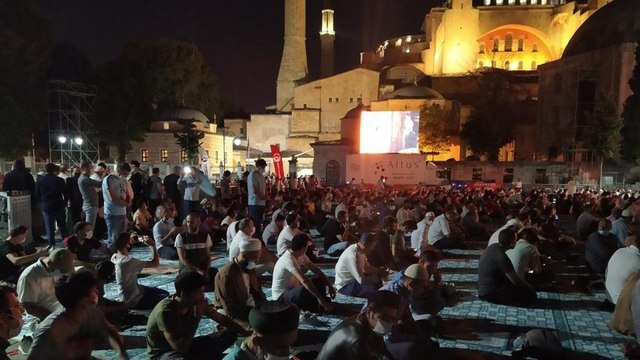 Ayasofya Camii’nde ilk bayram namazı kılındı