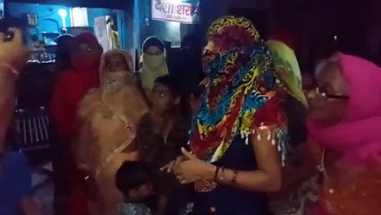 आगरा: शराब का नया ठेका खुलने पर क्षेत्रीय महिलाओं ने किया विरोध