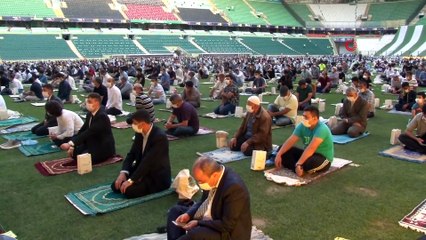 Bakan Murat Kurum, bayram namazını Konya'da kıldı