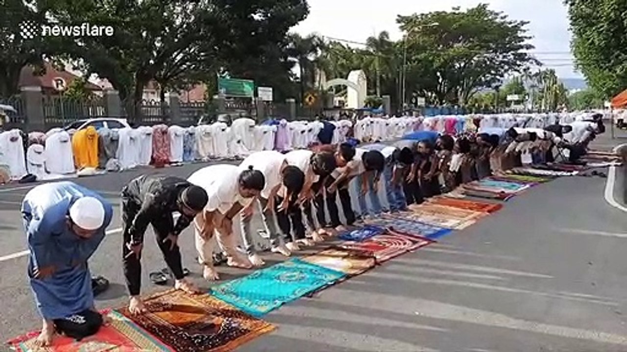 Indonesian Muslims perform Eid prayers with masks