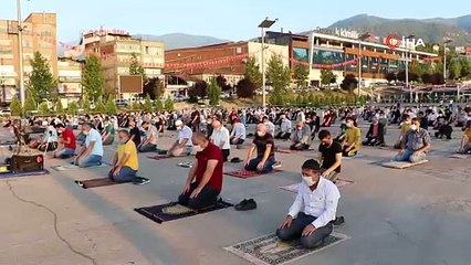 Karabükte Kurban Bayramı namazı meydanda kılındı