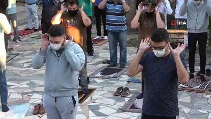 Uşak’ta sosyal mesafeli bayram namazı