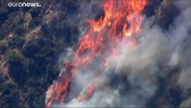 شاهد: طائرات ضخمة تشارك  في عمليات إطفاء حرائق الغابات في كاليفورنيا