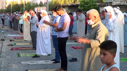 Sınırın sıfır noktasında sosyal mesafeli bayram namazı