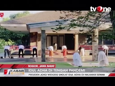 Presiden Joko Widodo dan Keluarga Salat di Istana Bogor