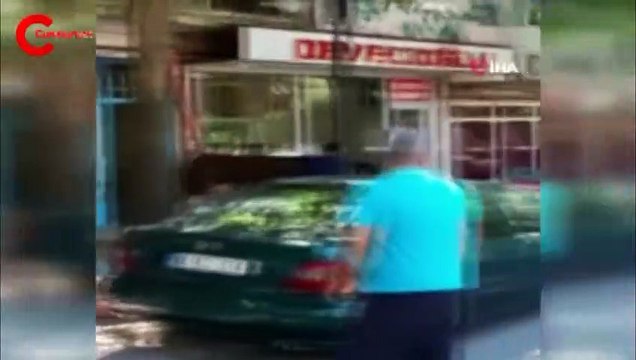 Kurbanlık boğa kaçınca çarşıyı birbirine kattı