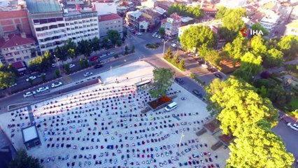 Seccadesini Alan Bayram Namazı İçin Zafer Kent Meydanı'na Koştu