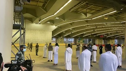 الحجاج يرمون جمرة العقبة الكبرى