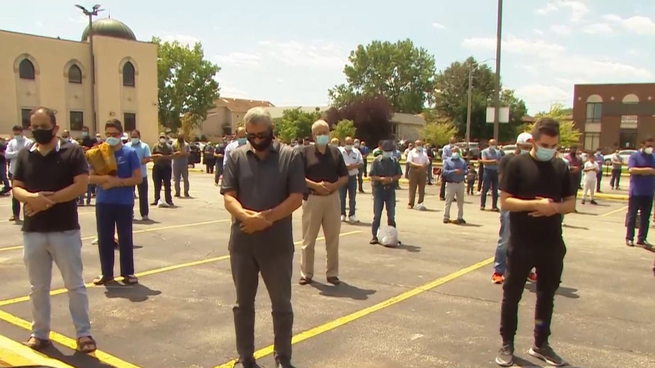 بسبب ارتفاع عدد المصابين بفيروس كورونا.. أئمة ضواحي مدينة شيكاغو يلغون صلاة عيد الأضحى