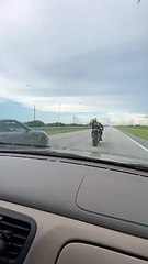 Ce motard voulait se mesurer à une Porsche 911