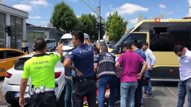 Esenyurt'ta yolcu minibüsü otomobile çarptı: 7 yaralı