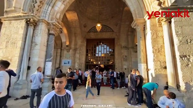 On binlerce Müslüman'ın bayram namazını kıldığı Mescid-i Aksa'da Türk Bayraklı afiş asıldı