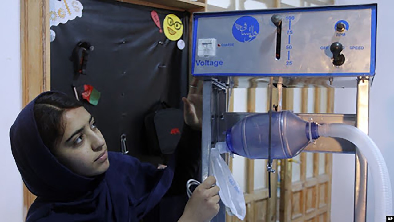 Afghanistan: Nữ sinh chế tạo máy thở từ ô tô cũ | VTC