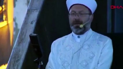 Ali Erbaş kılıcı çok sevdi; bayram namazında da minbere kılıçla çıktı!