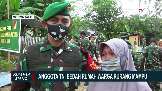 Inspiratif! Anngota TNI Bedah Rumah Warga Kurang Mampu