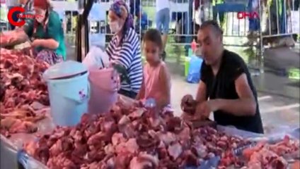 Büyükler kurban kesti, çocuklar izledi