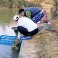 Ils ont eu une belle prise, malheureusement, le filet (chinois) rempli de poissons s’est déchiré au dernier moment !