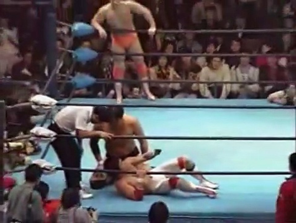 Jumbo Tsuruta & Akira Taue v Kenta Kobashi & Tsuyoshi Kikuchi