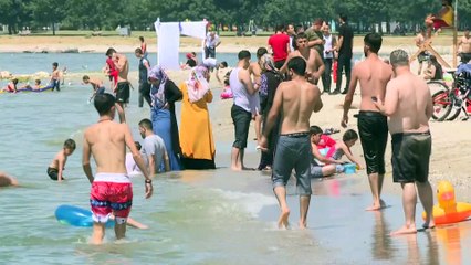 Bayram tatilini fırsat bilenler, ilk günü plajda eğlenerek geçiriyor - İSTANBUL