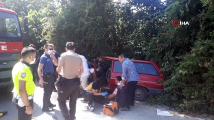 2 otomobil kafa kafaya çarpıştı: 3 yaralı