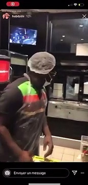 Il pète une vitre d'un burger king pour une glace