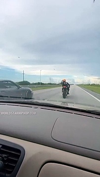 Un motard voulait faire la course avec une Porsche 911... Départ raté