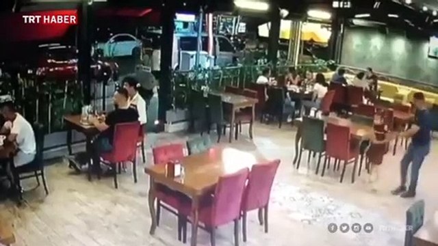 Sahibinin elinden kaçan kurbanlık koç restorana girdi